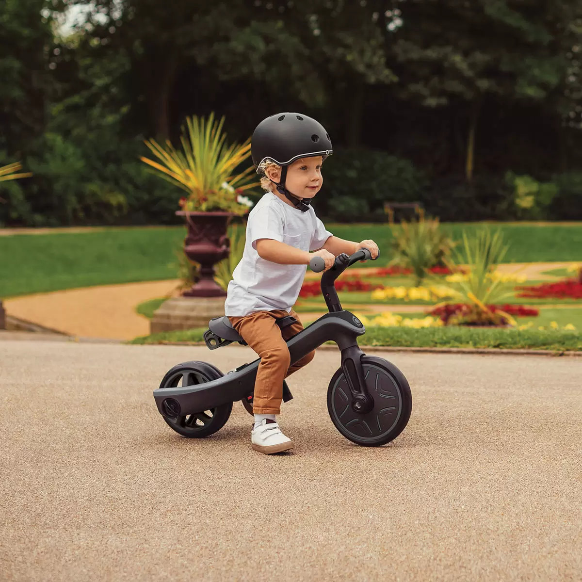 Globber Explorer Trike 4 in 1 Deluxe Play in Black and Grey - Image 4