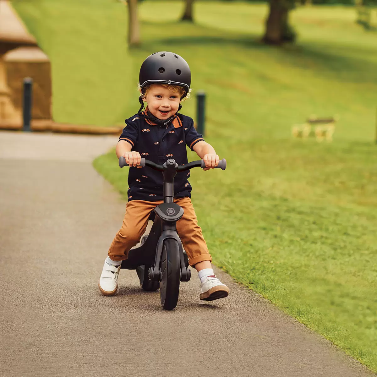 Globber Explorer Trike 4 in 1 Deluxe Play in Black and Grey - Image 3