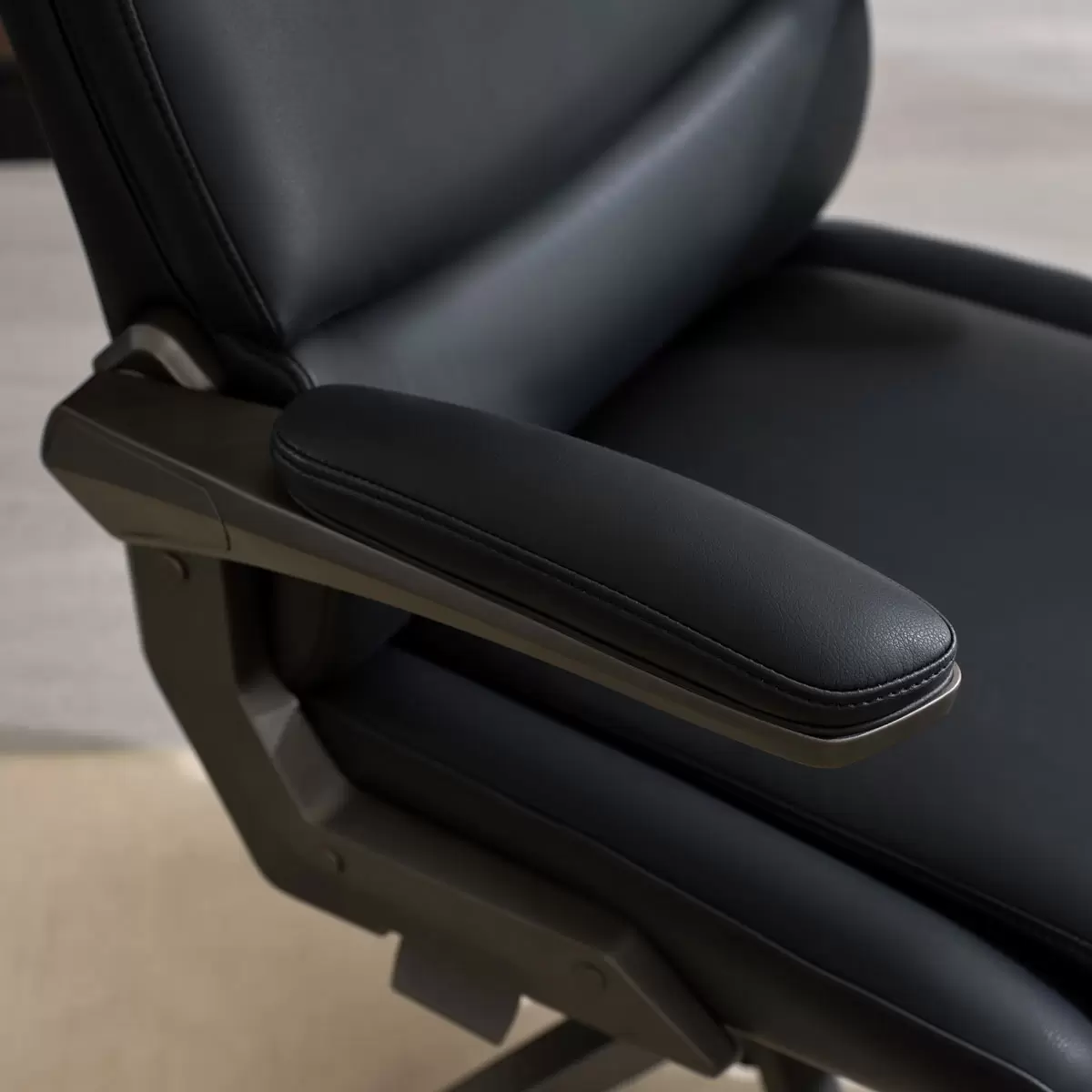 La-Z-Boy Managers Office Chair with Flip Up Arms - Image 6