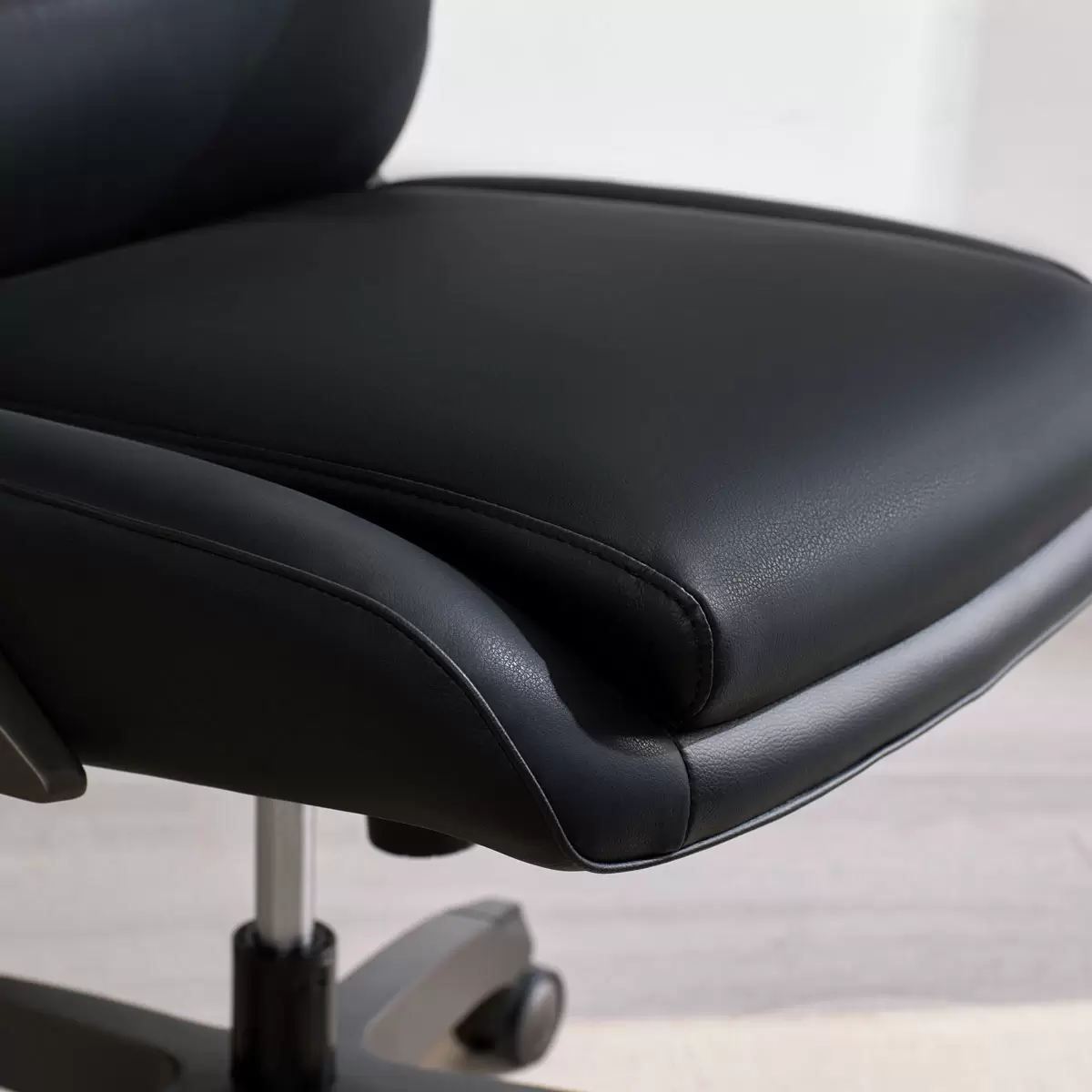 La-Z-Boy Managers Office Chair with Flip Up Arms - Image 5