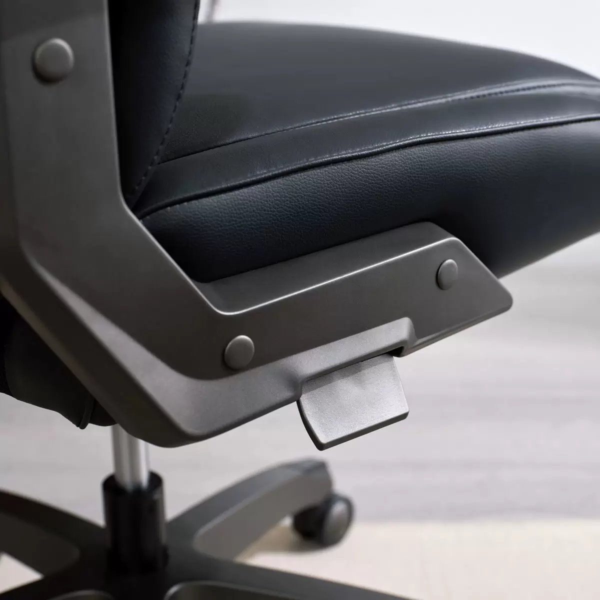La-Z-Boy Managers Office Chair with Flip Up Arms - Image 4