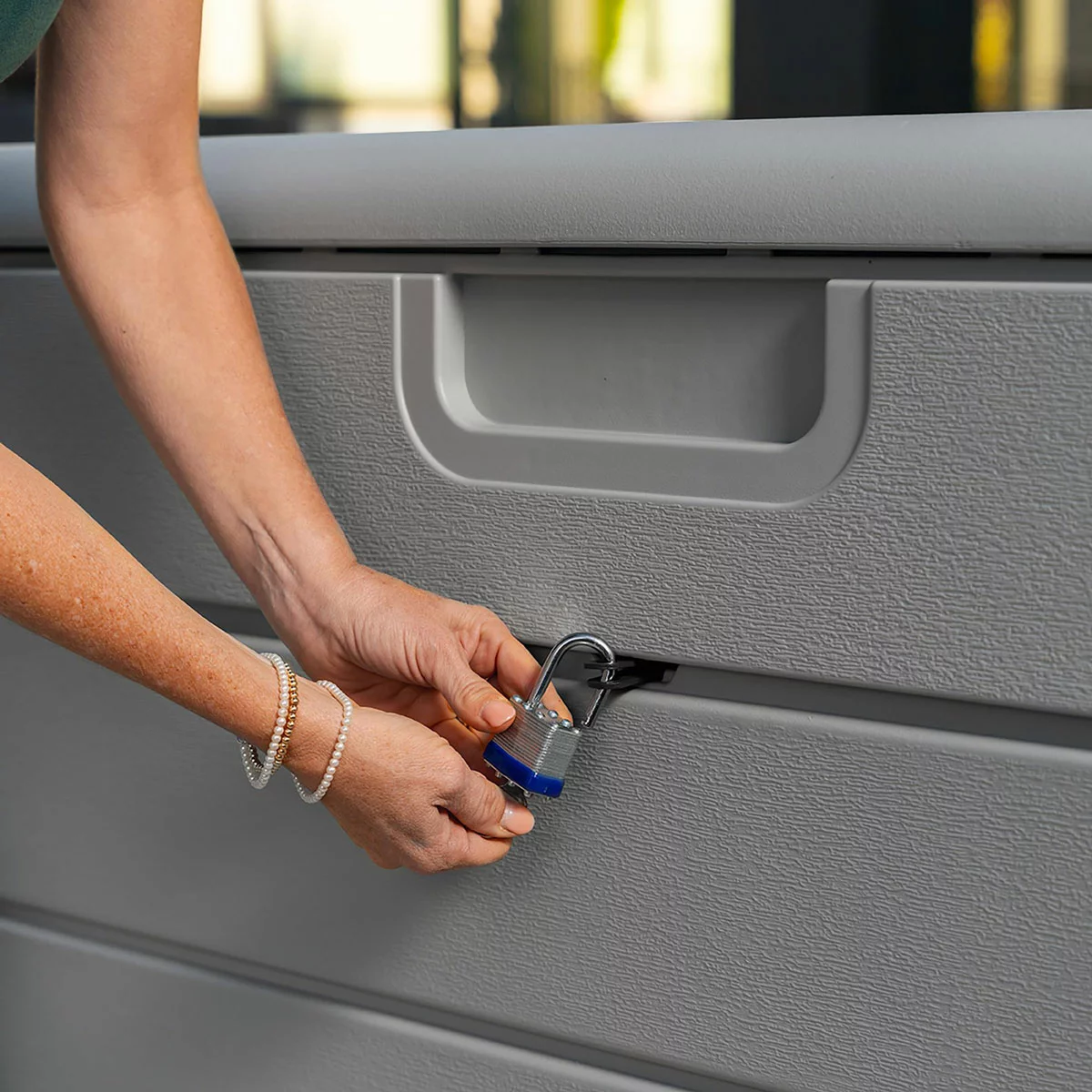 Lifetime 985 Litre Deck Box with Divider Model 60482 - Image 4