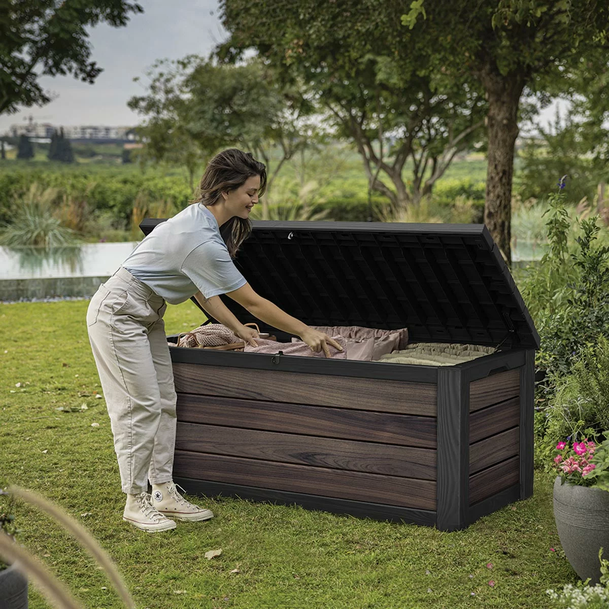 Keter Rosewood Signature 575 Litre Deck Box - Image 7
